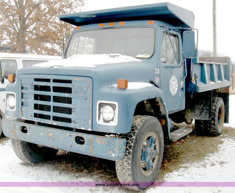 image for item 5196 1979 International 1724 dump truck
