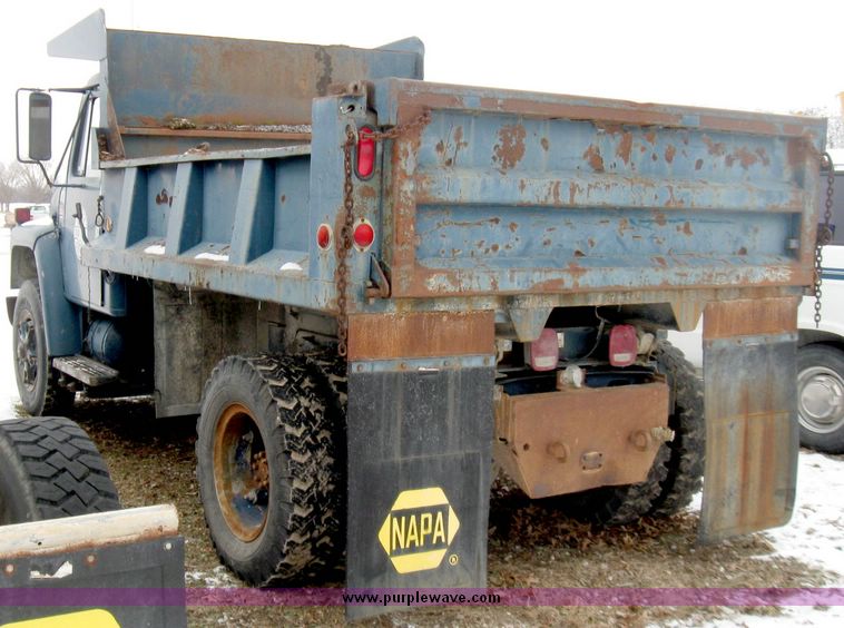 image for item 5196 1979 International 1724 dump truck