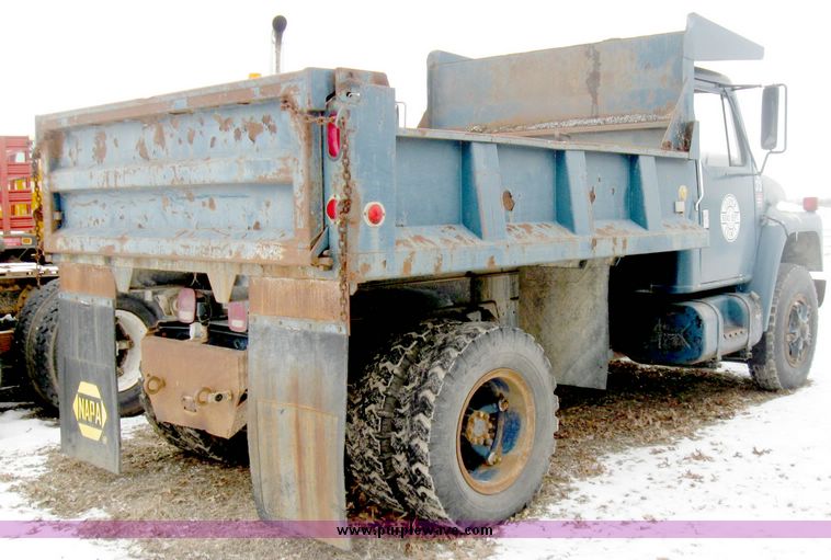 image for item 5196 1979 International 1724 dump truck