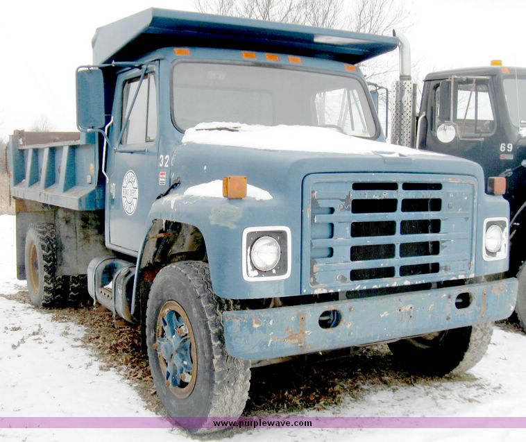 image for item 5196 1979 International 1724 dump truck
