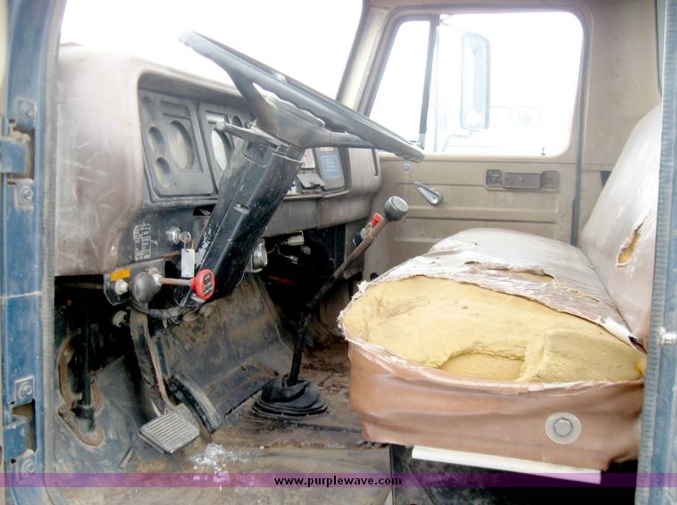 image for item 5196 1979 International 1724 dump truck