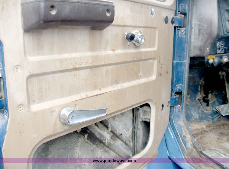 image for item 5196 1979 International 1724 dump truck