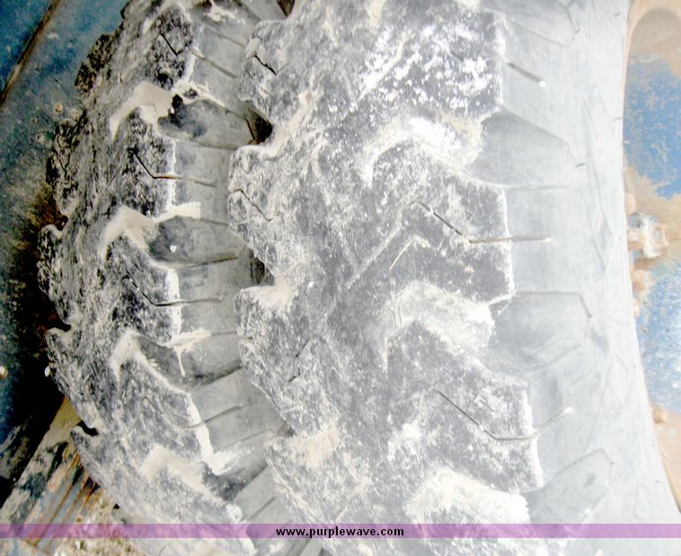 image for item 5196 1979 International 1724 dump truck