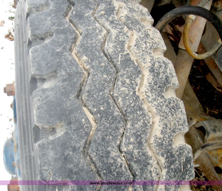 image for item 5196 1979 International 1724 dump truck