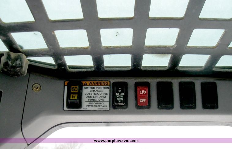 image for item 5200 2003 Bobcat S220 skid steer