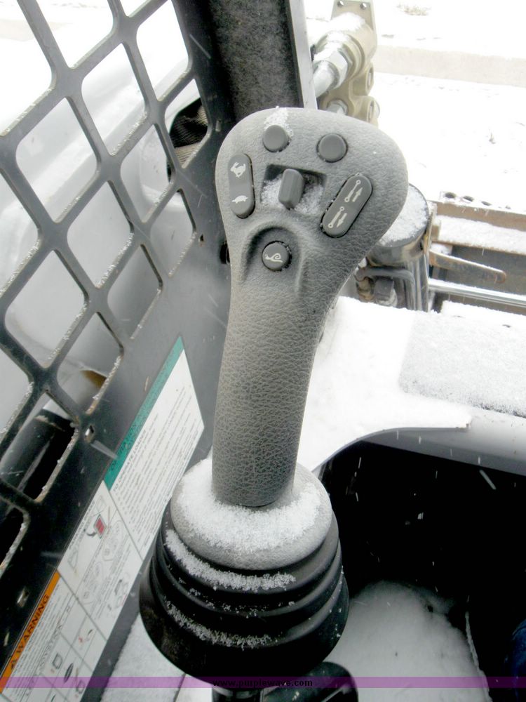 image for item 5200 2003 Bobcat S220 skid steer