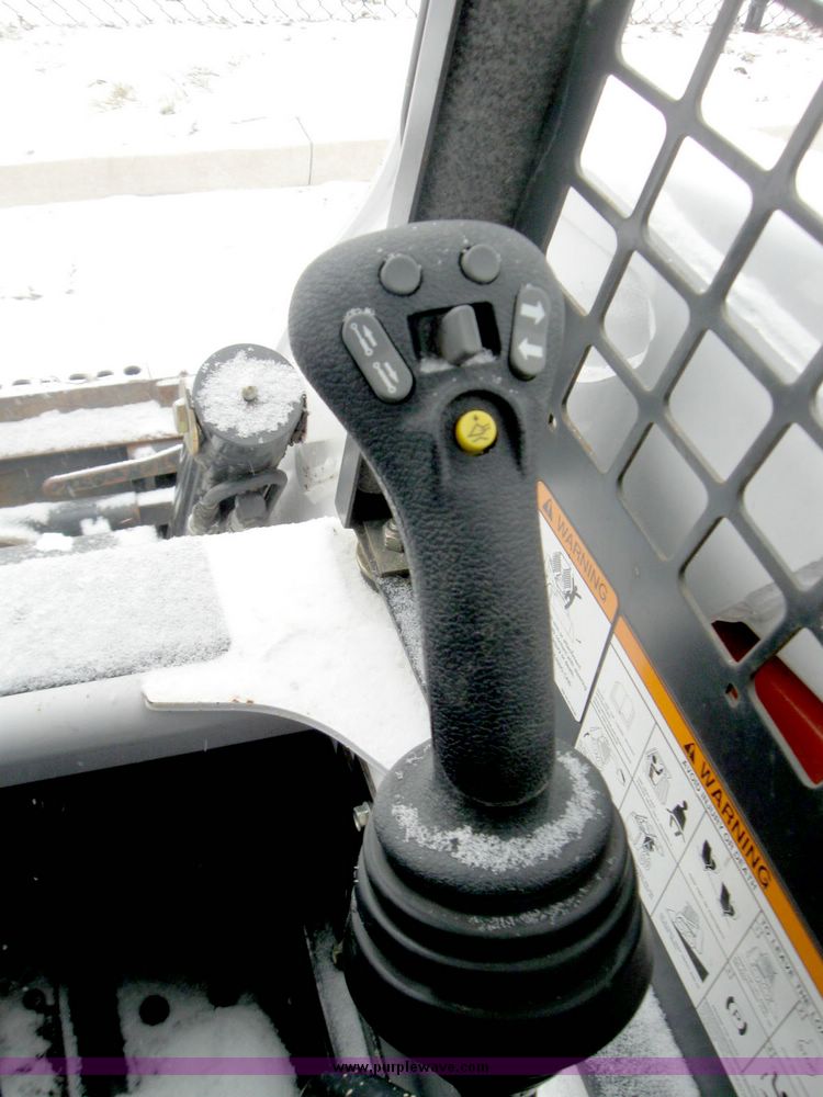 image for item 5200 2003 Bobcat S220 skid steer