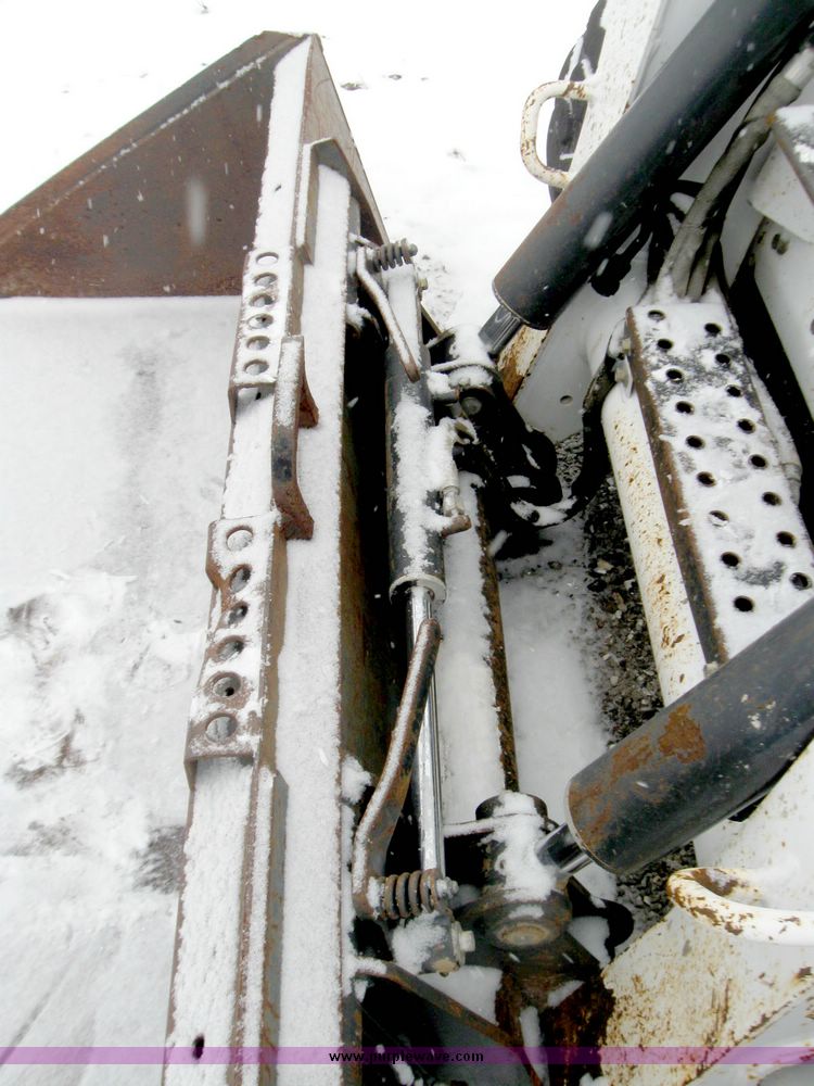 image for item 5200 2003 Bobcat S220 skid steer