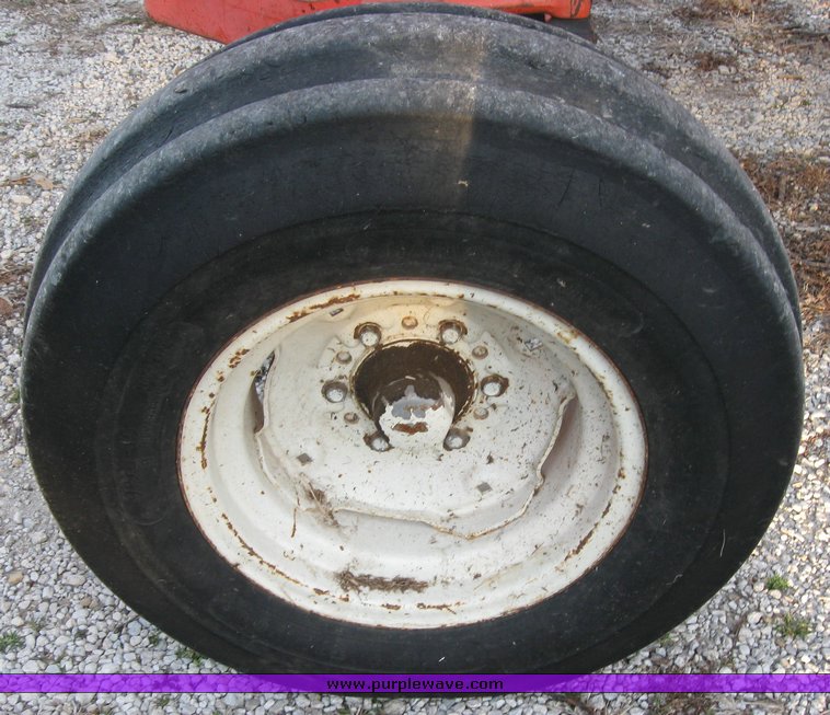 image for item 3264 Allis Chalmers 175 tractor