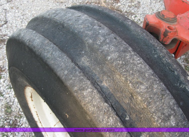 image for item 3264 Allis Chalmers 175 tractor