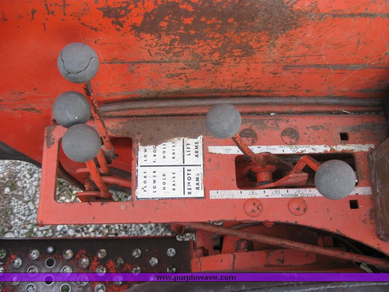 image for item 3264 Allis Chalmers 175 tractor