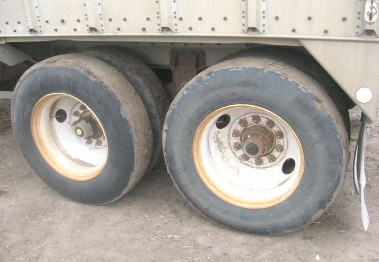 image for item 3779 1980 Guthrie 42' grain trailer