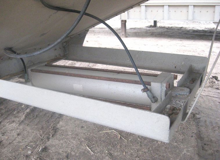 image for item 3779 1980 Guthrie 42' grain trailer