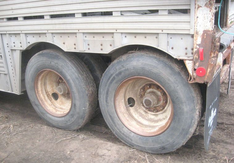 image for item 3780 1975 American Trailers Inc. aluminum cattle pot trailer