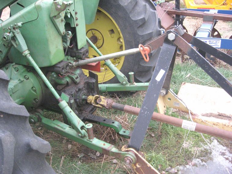 image for item 3790 1967 John Deere 3020 tractor with Nuway 400 loader
