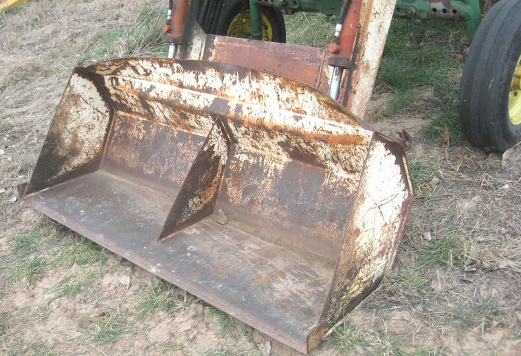 image for item 3790 1967 John Deere 3020 tractor with Nuway 400 loader