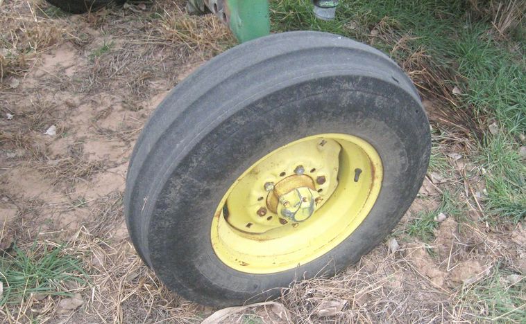 image for item 3790 1967 John Deere 3020 tractor with Nuway 400 loader