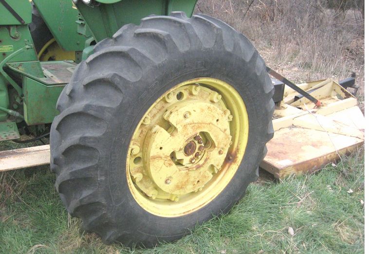 image for item 3790 1967 John Deere 3020 tractor with Nuway 400 loader