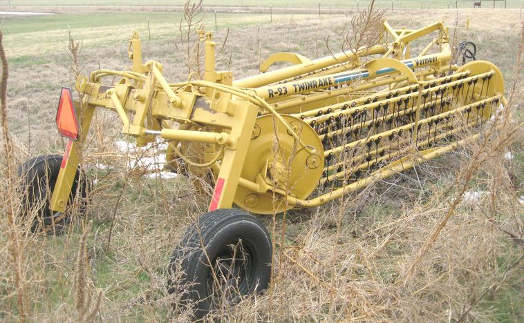 image for item 3797 Vermeer R-23 Twinrake double windrow finger rake