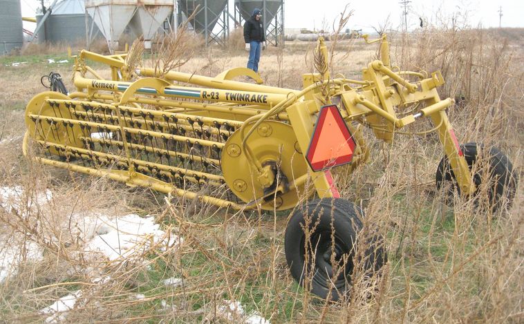 image for item 3797 Vermeer R-23 Twinrake double windrow finger rake