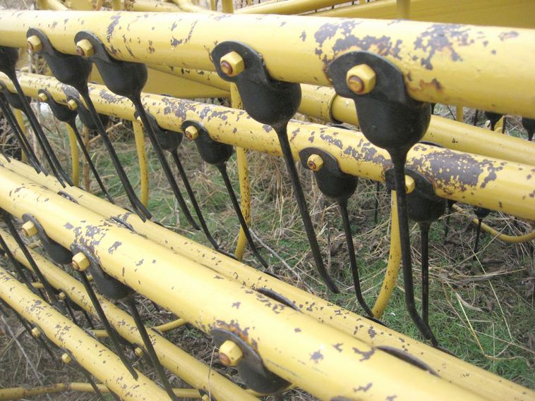 image for item 3797 Vermeer R-23 Twinrake double windrow finger rake