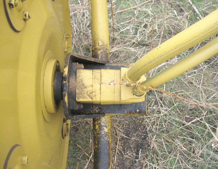 image for item 3797 Vermeer R-23 Twinrake double windrow finger rake