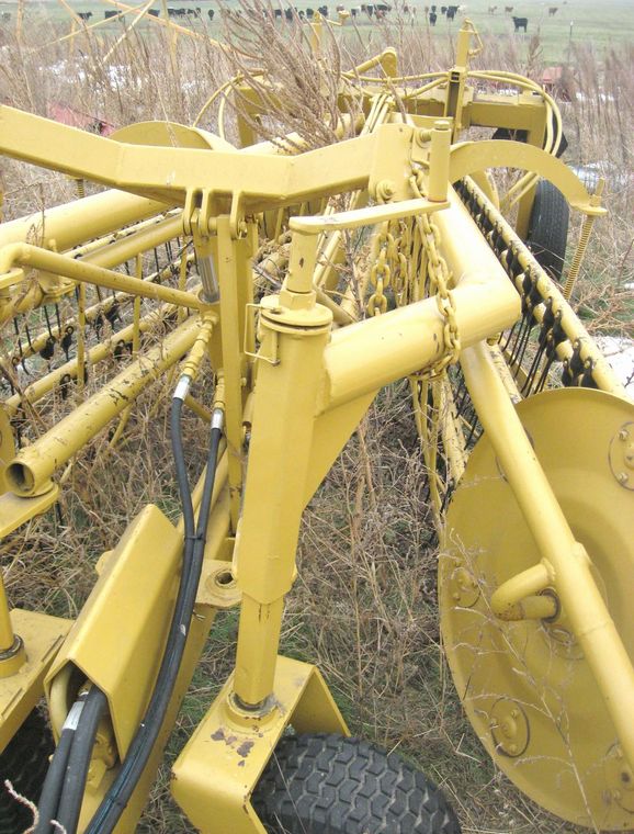 image for item 3797 Vermeer R-23 Twinrake double windrow finger rake