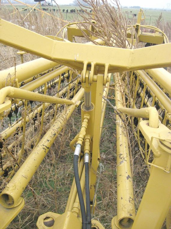 image for item 3797 Vermeer R-23 Twinrake double windrow finger rake