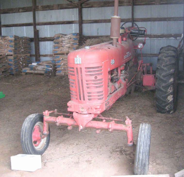 image for item 3798 McCormick Farmall 400 tractor