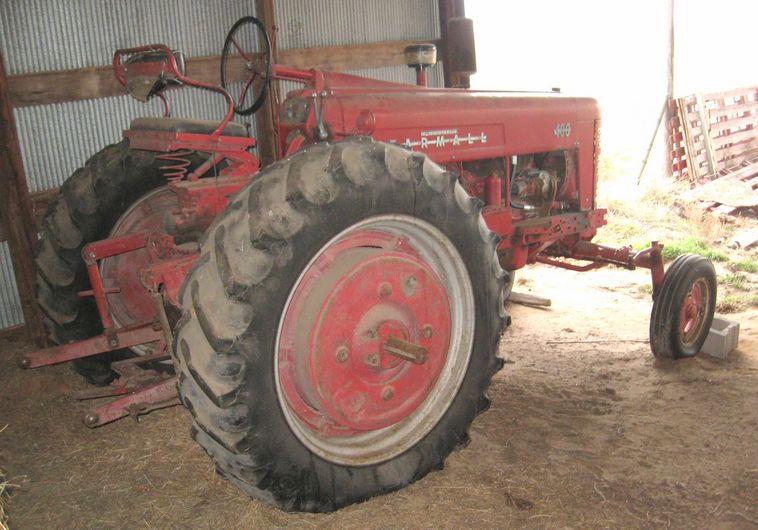 image for item 3798 McCormick Farmall 400 tractor