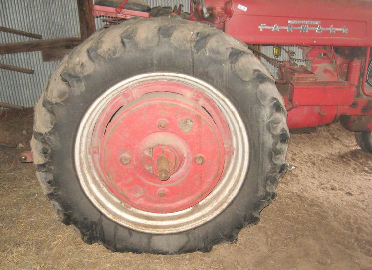 image for item 3798 McCormick Farmall 400 tractor