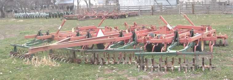 image for item 3799 Krause 3124 field cultivator with front trash disc and pickers