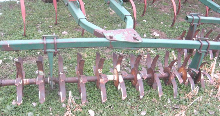 image for item 3799 Krause 3124 field cultivator with front trash disc and pickers