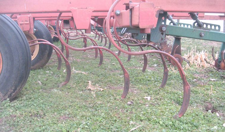 image for item 3799 Krause 3124 field cultivator with front trash disc and pickers