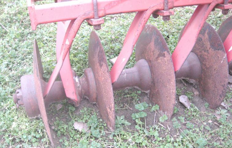 image for item 3799 Krause 3124 field cultivator with front trash disc and pickers