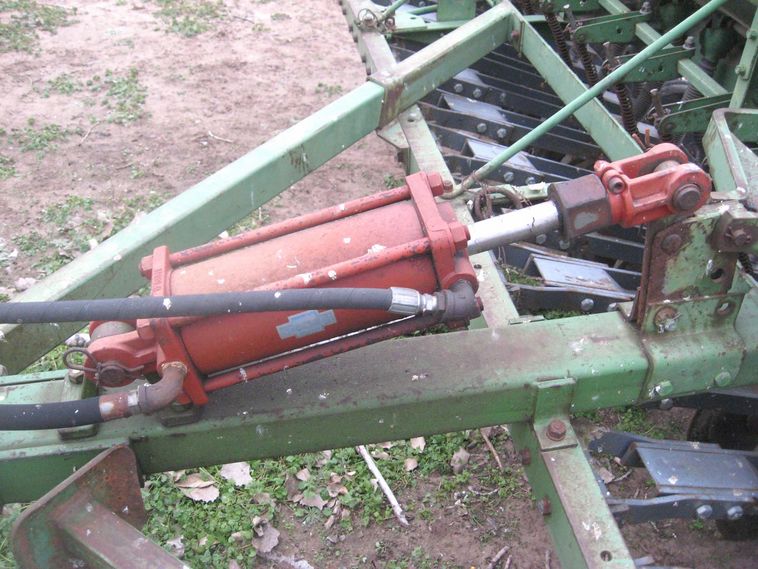 image for item 3801 (2) John Deere DF2080 double disc drills with Cullison tandem drill hitch