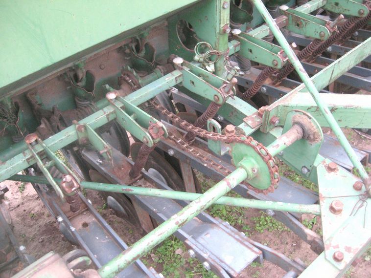 image for item 3801 (2) John Deere DF2080 double disc drills with Cullison tandem drill hitch
