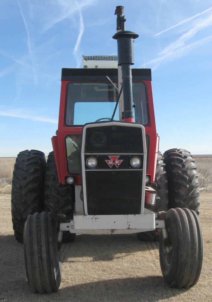 image for item 8031 1976 Massey-Ferguson 1135 tractor