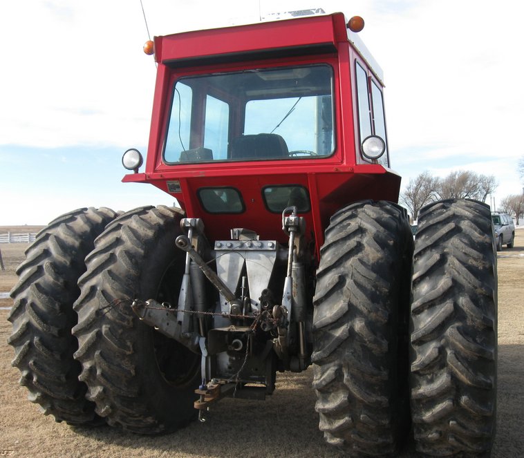 image for item 8031 1976 Massey-Ferguson 1135 tractor