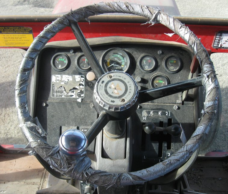 image for item 8031 1976 Massey-Ferguson 1135 tractor