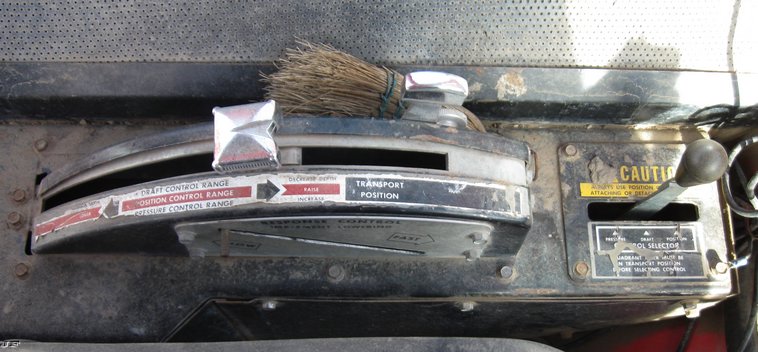 image for item 8031 1976 Massey-Ferguson 1135 tractor