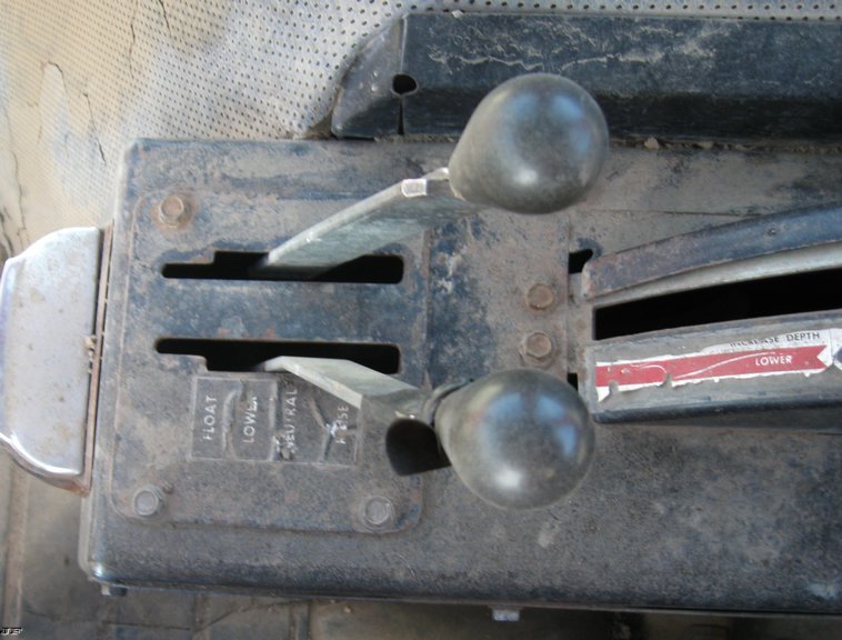 image for item 8031 1976 Massey-Ferguson 1135 tractor