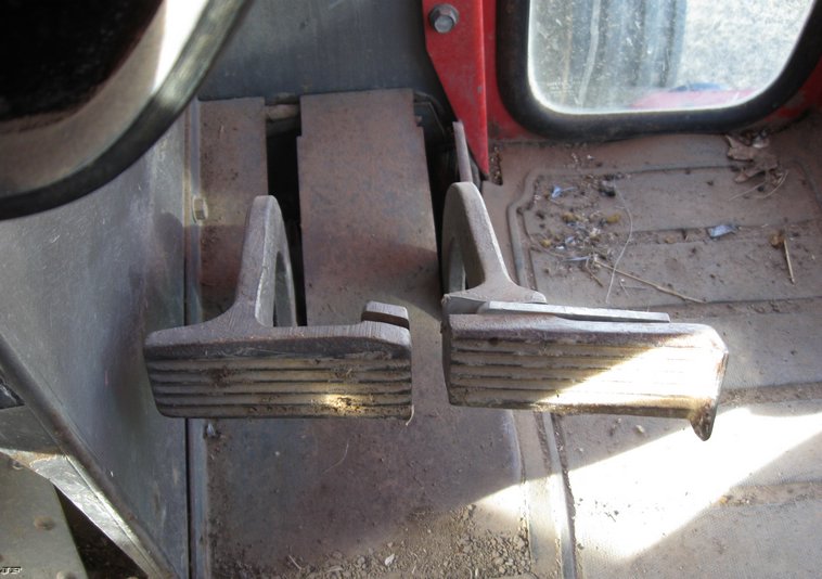 image for item 8031 1976 Massey-Ferguson 1135 tractor