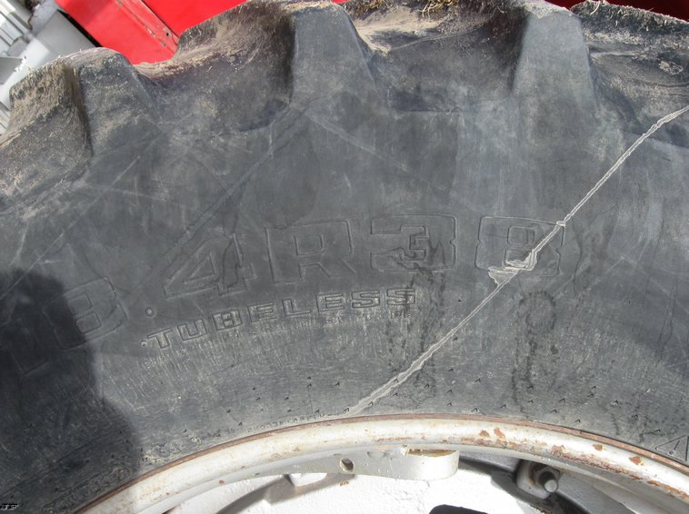 image for item 8031 1976 Massey-Ferguson 1135 tractor