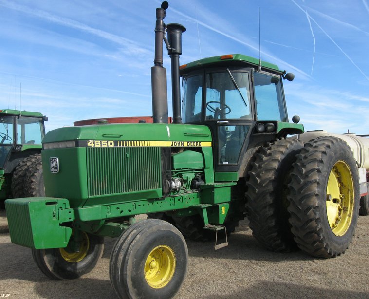 image for item 8032 1987 John Deere 4650 tractor