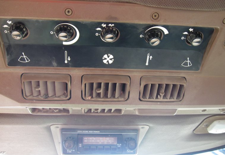 image for item 8032 1987 John Deere 4650 tractor