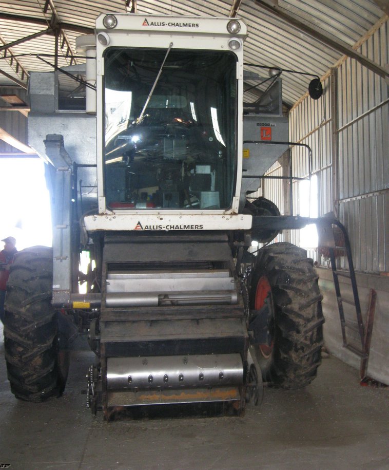 image for item 8038 1973 Gleaner L combine
