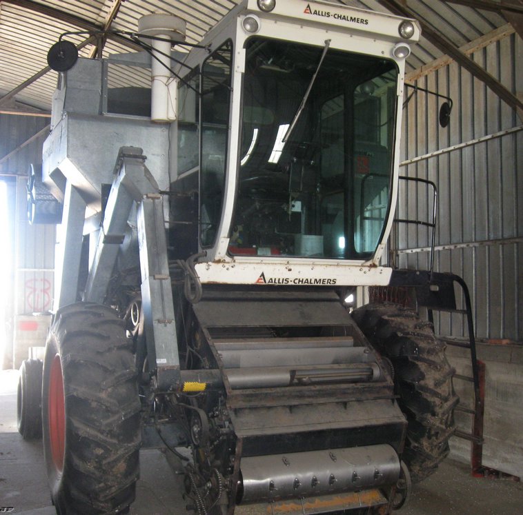 image for item 8038 1973 Gleaner L combine