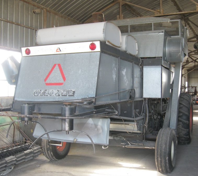 image for item 8038 1973 Gleaner L combine