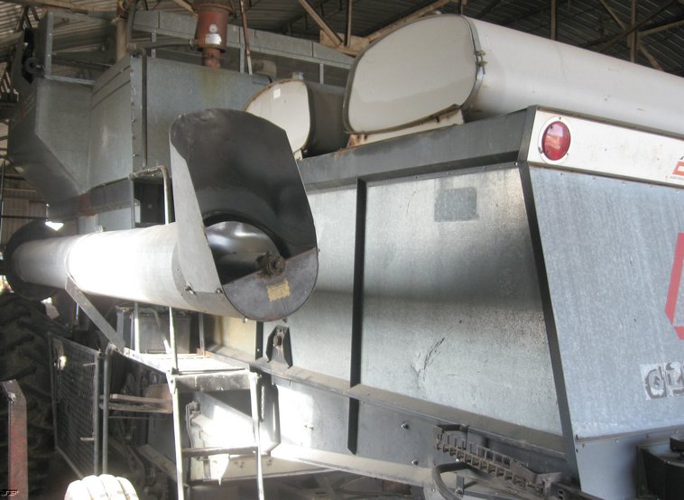 image for item 8038 1973 Gleaner L combine